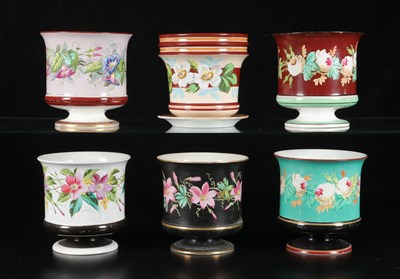 Lot 187 - Zes handbeschilderde cachepots op voet, Petrus Regout