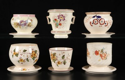 Lot 291 - Zes cachepots met bloemendecor