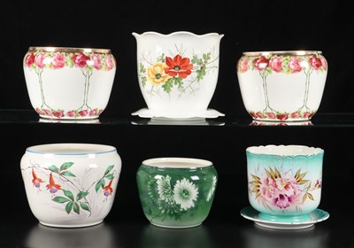 Lot 183 - Vijf cachepots met bloemendecor, Petrus Regout