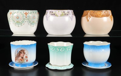 Lot 185 - Zes cachepots met bloemendecor en figuurdecor, Petrus Regout
