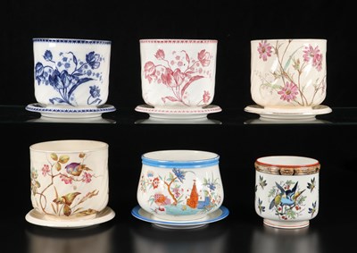 Lot 295 - Zes cachepots met bloem- en vogelmotief