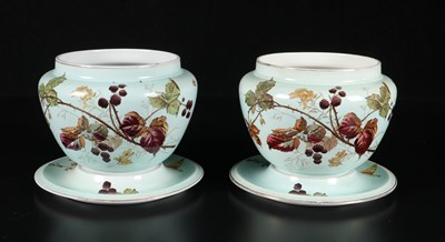 Lot 303 - Twee cachepots met decor ‘Braambes’, Petrus Regout