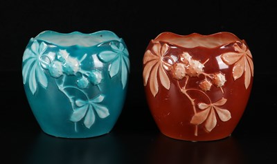 Lot 316 - Twee cachepots met blad- en bessendecor , Société Céramique