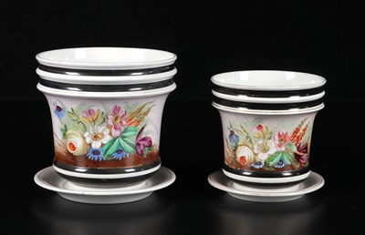 Lot 109 - Twee cachepots op onderschotel met decor van bloemen, Petrus Regout