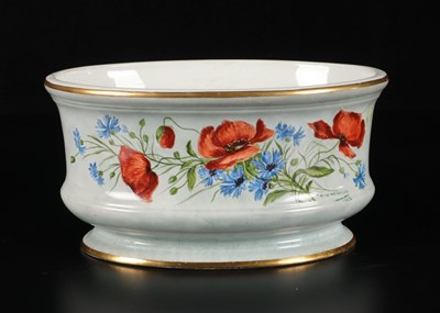 Lot 318 - Jardinière met decor van klaprozen en korenbloemen, Société Céramique