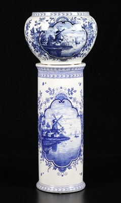 Lot 336 - Cachepot op console met Delfts blauw decor, Petrus Regout