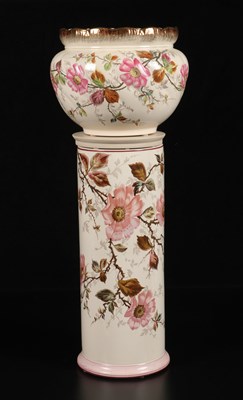 Lot 339 - Cachepot op console met bloemen, decor 'Wildroos', Petrus Regout