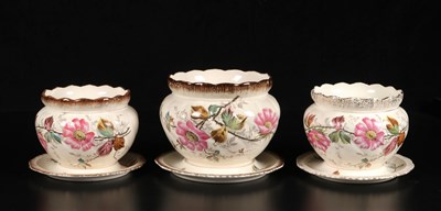 Lot 101 - Drie cachepots op onderschotel met decor 'Wildroos', Petrus Regout, ca. 1875-1890.