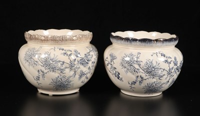 Lot 111 - Twee grote cachepots met decor 'Chrysantheme', Petrus Regout