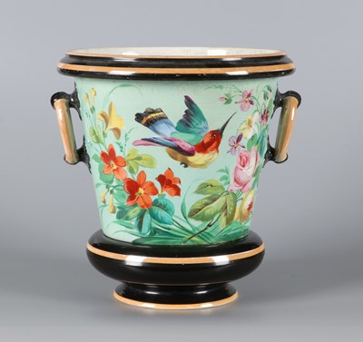 Lot 346 - Tweedelige cachepot met bloemen en colibri, Petrus Regout