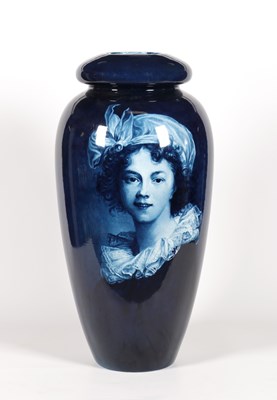 Lot 353 - Kapitale vaas met vrouwenportret, Henri Breetvelt, Société Céramique