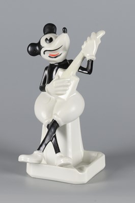 Lot 358 - Beeldje ‘Mickey Mouse’ met gitaar, Mosa Maastricht