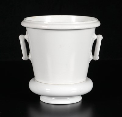 Lot 361 - Witte tweedelige cachepot, Petrus Regout