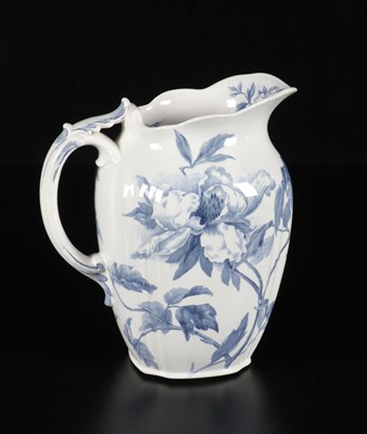 Lot 368 - Waterkan met bloemen, decor 'Pivoine', Société Céramique