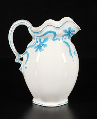 Lot 371 - Waterkan met decor van bloemen, Société Céramique Maastricht