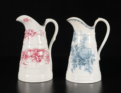 Lot 373 - Twee waterkannen met bloemendecors 'Orchidée' en 'Boules de Neige', Société Céramique