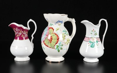 Lot 75 - Drie waterkannen met handbeschilderd decor, Petrus Regout en Société Céramique