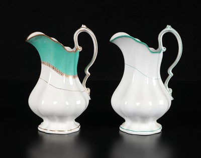 Lot 378 - Twee waterkannen met groene accenten, Petrus Regout