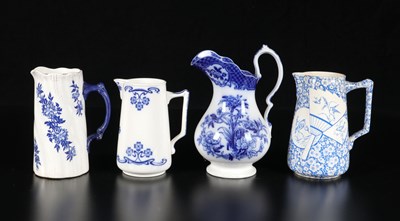 Lot 89 - Vier melkkannen met blauwe decors, Société Céramique en Petrus Regout