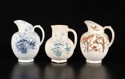 Lot 383 - Drie waterkannen met vogels, decor ‘Plata 2’ en ‘Zwaluw’, Petrus Regout