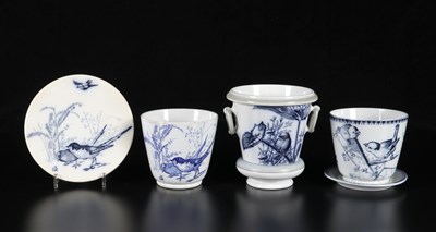 Lot 387 - Drie cachepots en een onderschotel met vogels, decor 'Plata', Petrus Regout