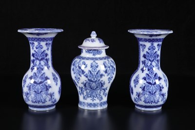 Lot 389 - Driedelig kaststel met drukdecor ‘Japansch’, Petrus Regout