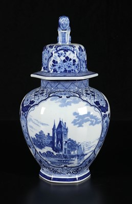 Lot 390 - Grote dekselvaas met kasteellandschap, naar Delfts blauw voorbeeld, Mosa Maastricht