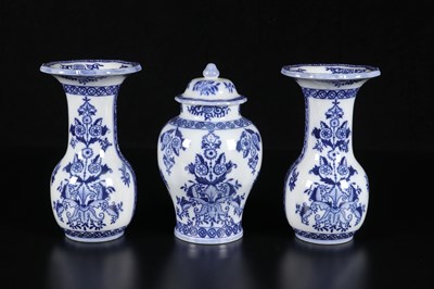 Lot 391 - Driedelig kaststel met drukdecor ‘Japansch’, Petrus Regout