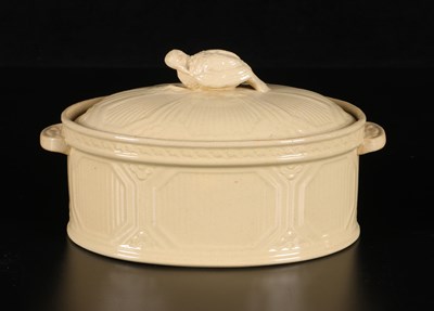 Lot 397 - Patéschaal met vogelknop, Société Céramique
