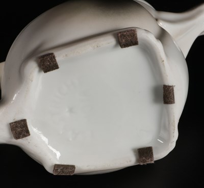 Lot 426 - Theepot in de vorm van een kat, Mosa Maastricht