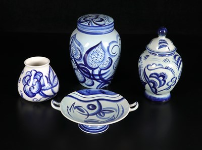 Lot 430 - Twee dekstelpotten, tazza en vaasje, N.V. De Sphinx