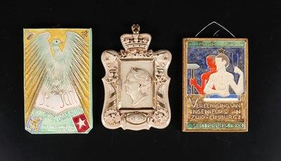 Lot 433 - Drie plaquettes met historische en maatschappelijke voorstellingen