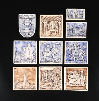 Lot 42 - Negen kleine keramische tegels, Atelier Jac Bongaerts, Tegelen