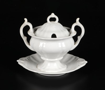 Lot 440 - Soepterrine uit kinderservies, Petrus Regout