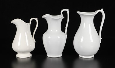 Lot 451 - Drie waterkannen, Petrus Regout en Société Céramique