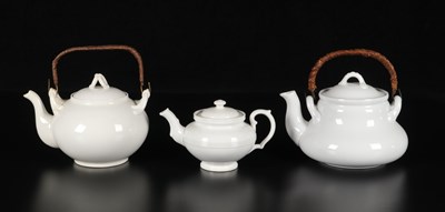 Lot 454 - Chocoladeketel en twee theepotten, Petrus Regout