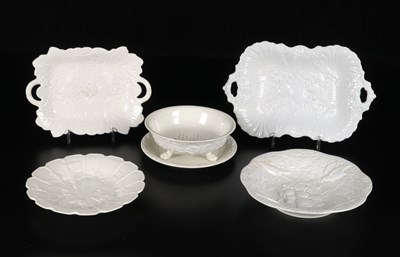 Lot 460 - Vijf diverse schalen en serveerschotels, Petrus Regout