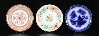 Lot 71 - Drie grote schotels met decor ‘Hindostan’, ‘Tancrede’ en ‘Kers’, Petrus Regout