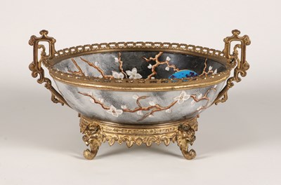 Lot 468 - Coupe met bloesentakken, waaier en vissen in ormolu montuur, Petrus Regout