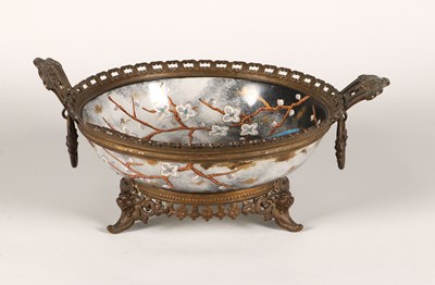 Lot 469 - Coupe met bloesemtakken, waaier en vogels in ormolu montuur, Petrus Regout, Maastricht