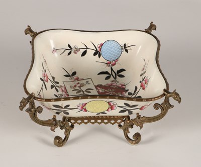 Lot 471 - Schaal met bloemen en waaier in ormolu montuur, Petrus Regout