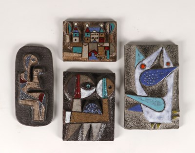 Lot 473 - Vier reliëftegels met abstracte en figuratieve motieven, Frans Tuinstra