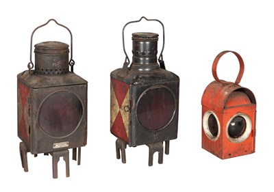 Lot 232 - Drie metalen spoorweglampen / seinlampen