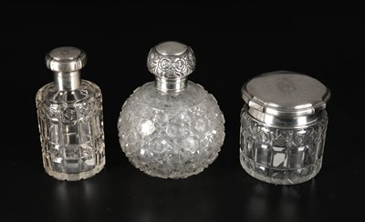 Lot 40 - Drie kristallen flacons met zilveren doppen