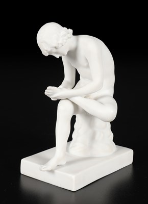 Lot 164 - Biscuit porseleinen beeld, voorstellende De Spinario (Jongen met doorn)