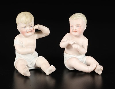 Lot 271 - Paar “Piano Baby” figuren van biscuit