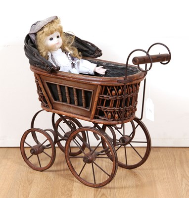 Lot 3 - Poppenwagen met speelgoedpop.