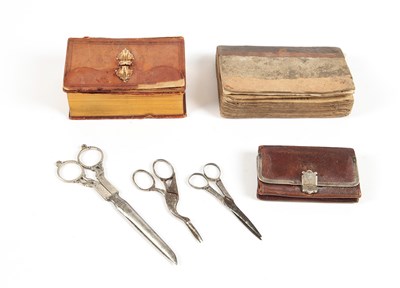 Lot 9 - Drie scharen met zilveren grepen, Bijbeltje met gouden slot, e.a.