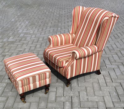 Lot 14 - Klassieke oorfauteuil met bijpassende hocker.