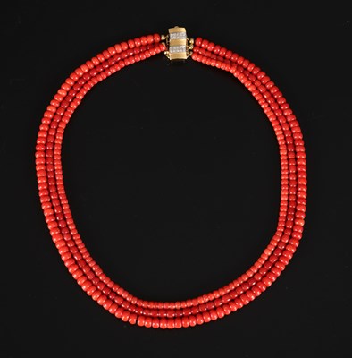 Lot 5 - Bloedkoraal collier met 18K gouden sluiting bezet met briljanten